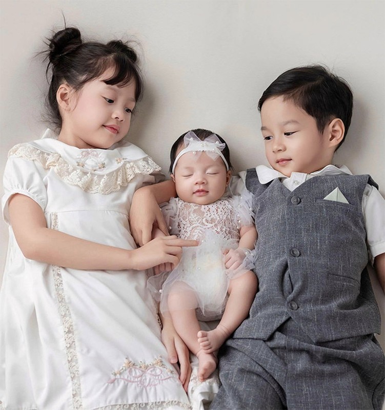 Hoa hậu Đặng Thu Thảo khoe con gái thứ ba mới sinh Hoa hậu Đặng Thu Thảo khoe con gái thứ ba mới sinh