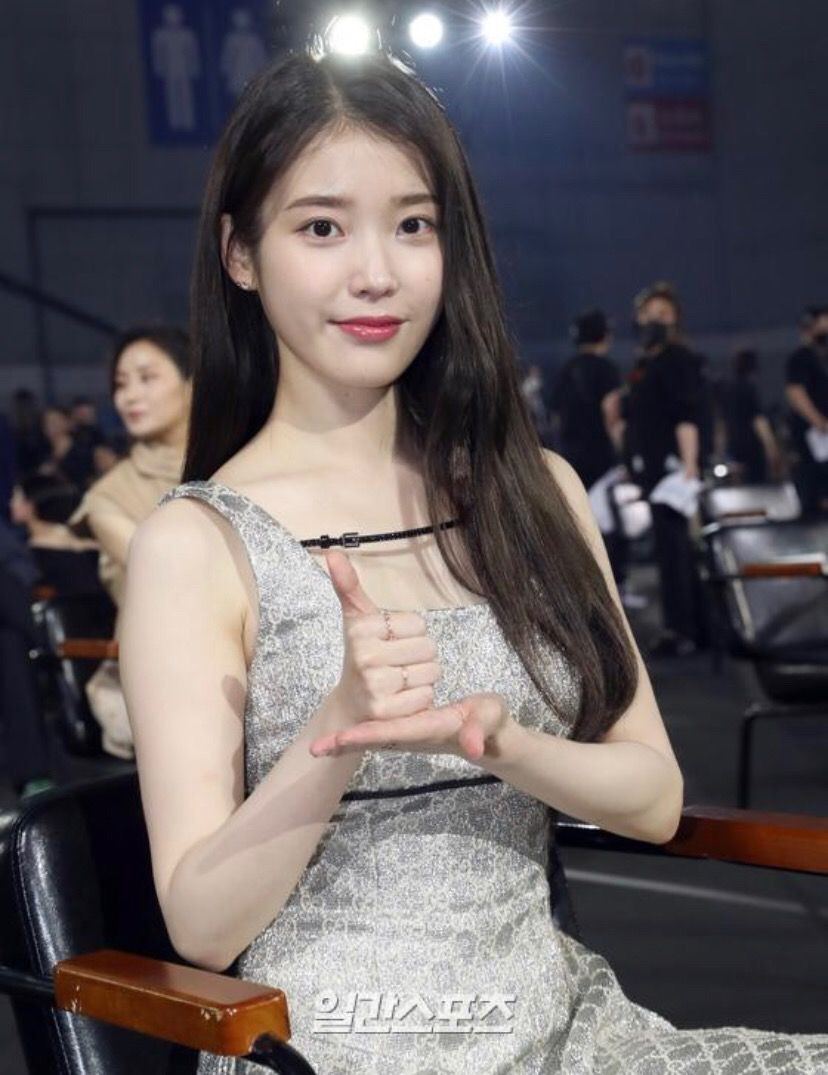 Loạt nghi vấn hẹn hò gây 'bão' của IU và Jennie (BLACKPINK)