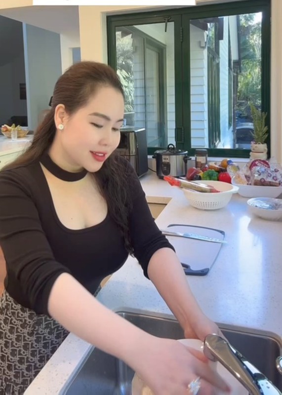 Trương Phương xinh đẹp gợi cảm, bị đồn yêu tỷ phú USD