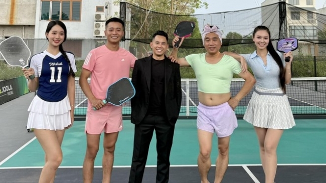 Gái xinh xuất hiện cạnh Quang Linh Vlogs trên sân pickleball là ai?