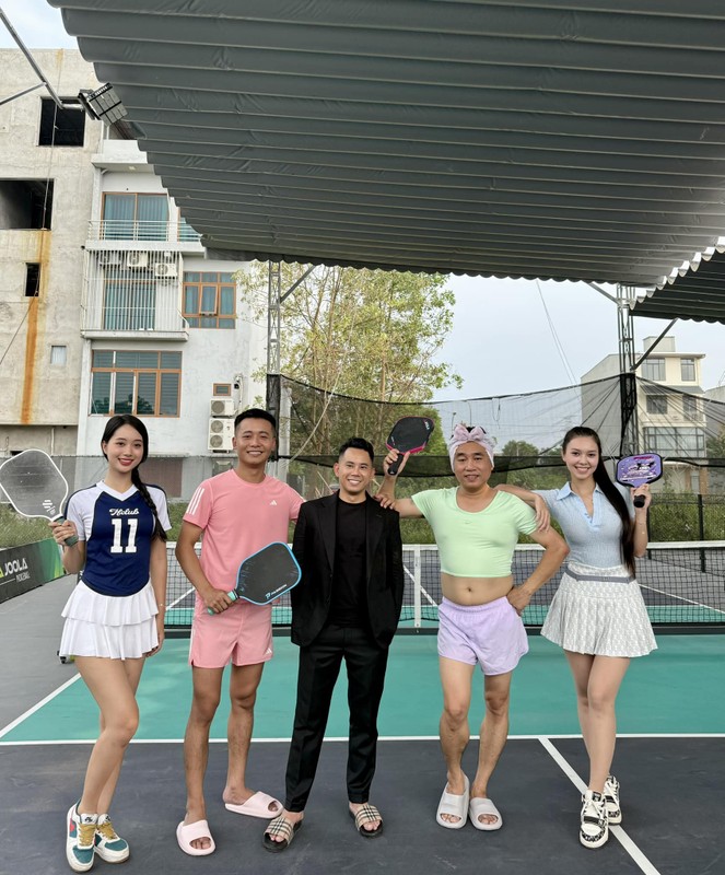 Gái xinh xuất hiện cạnh Quang Linh Vlogs trên sân pickleball là ai?