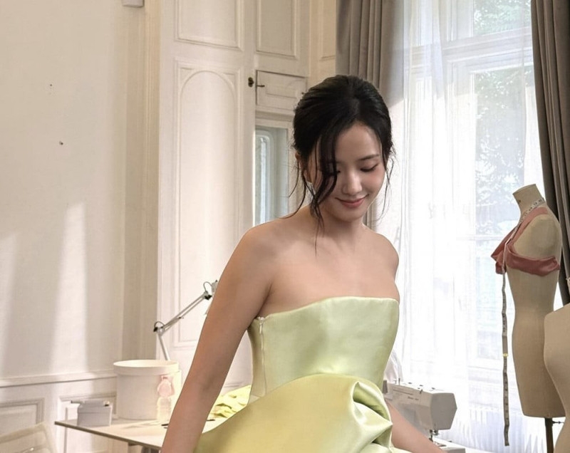 Jisoo được ưu ái như công chúa, thần thái chuẩn chị cả BLACKPINK