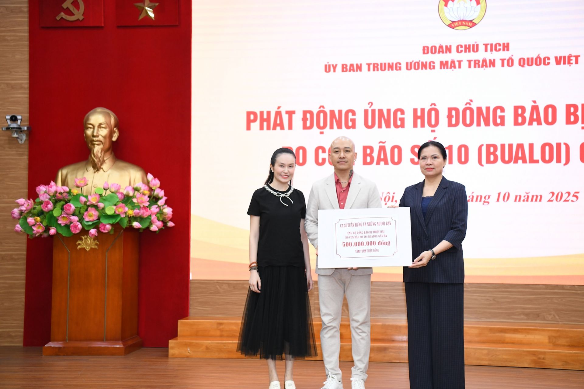 Ca sĩ Tuấn Hưng ủng hộ khắc phục bão số 10