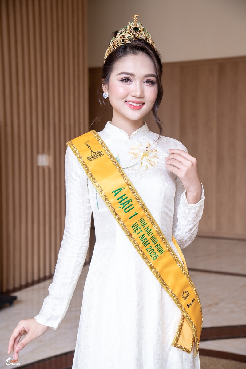 Thu Ngân trở về mái trường Nam Cần Thơ sau khi đăng quang Á hậu