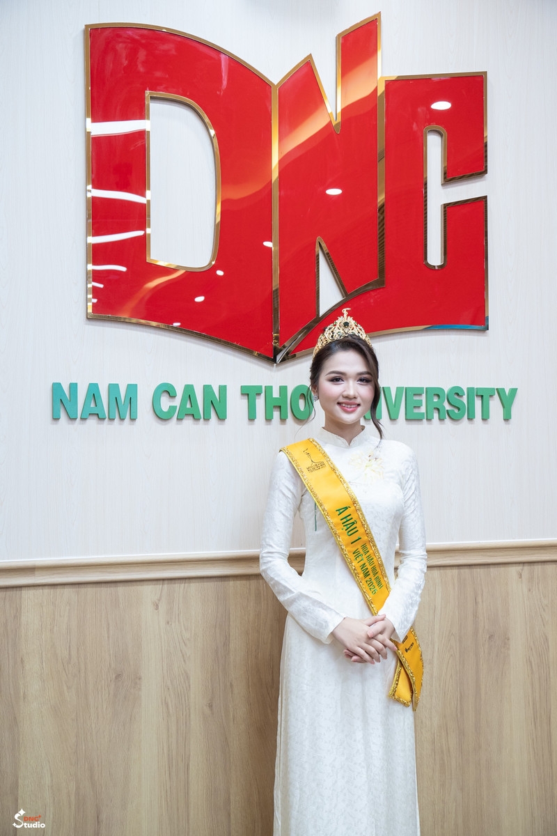 Thu Ngân trở về mái trường Nam Cần Thơ sau khi đăng quang Á hậu