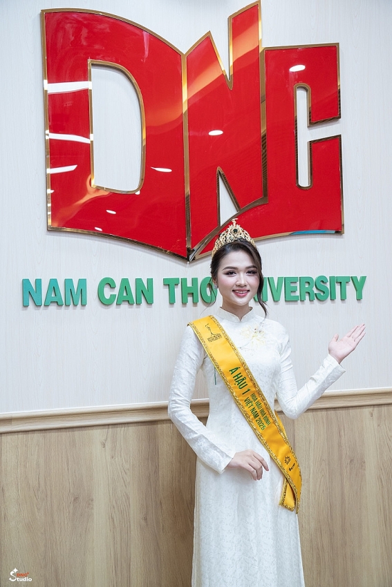 Thu Ngân trở về mái trường Nam Cần Thơ sau khi đăng quang Á hậu