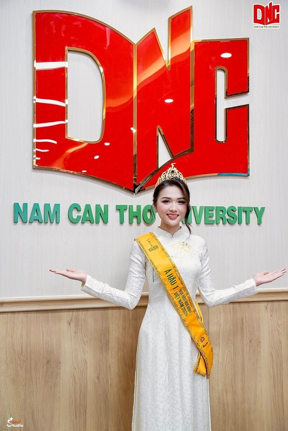 Thu Ngân trở về mái trường Nam Cần Thơ sau khi đăng quang Á hậu