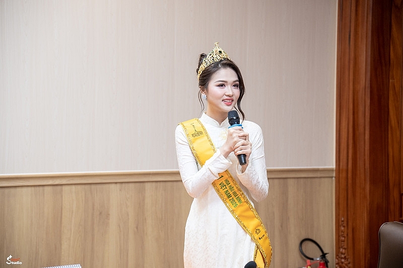 Thu Ngân trở về mái trường Nam Cần Thơ sau khi đăng quang Á hậu