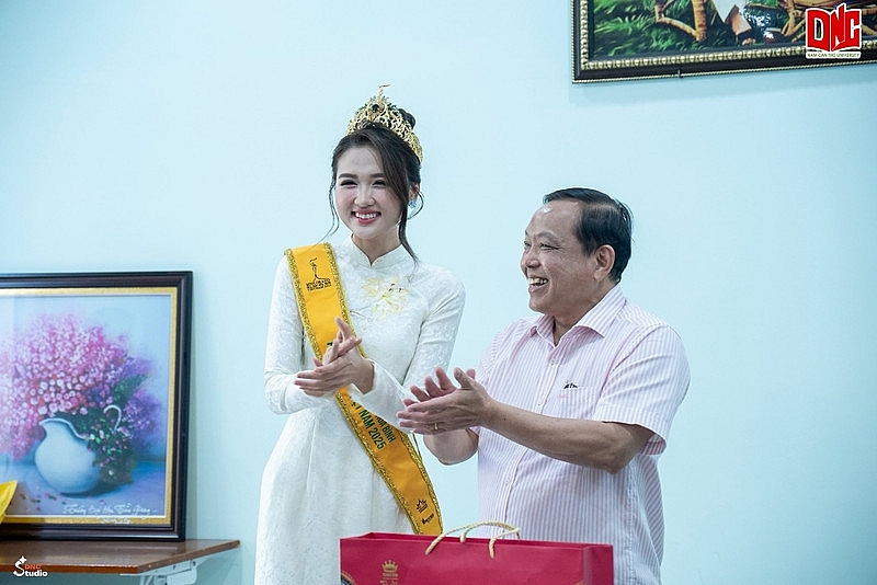 Thu Ngân trở về mái trường Nam Cần Thơ sau khi đăng quang Á hậu