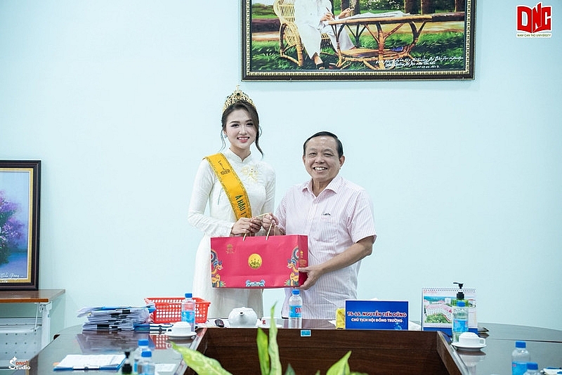 Thu Ngân trở về mái trường Nam Cần Thơ sau khi đăng quang Á hậu