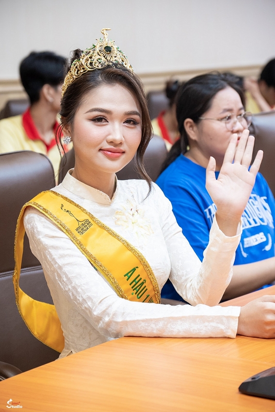 Thu Ngân trở về mái trường Nam Cần Thơ sau khi đăng quang Á hậu