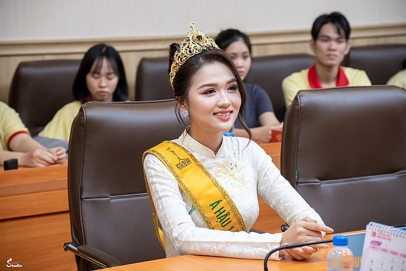 Thu Ngân trở về mái trường Nam Cần Thơ sau khi đăng quang Á hậu
