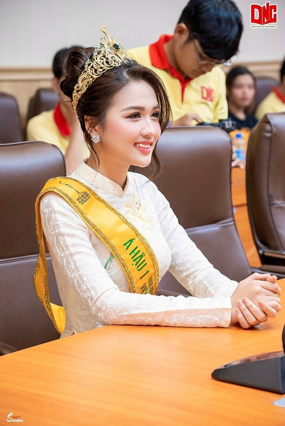 Thu Ngân trở về mái trường Nam Cần Thơ sau khi đăng quang Á hậu