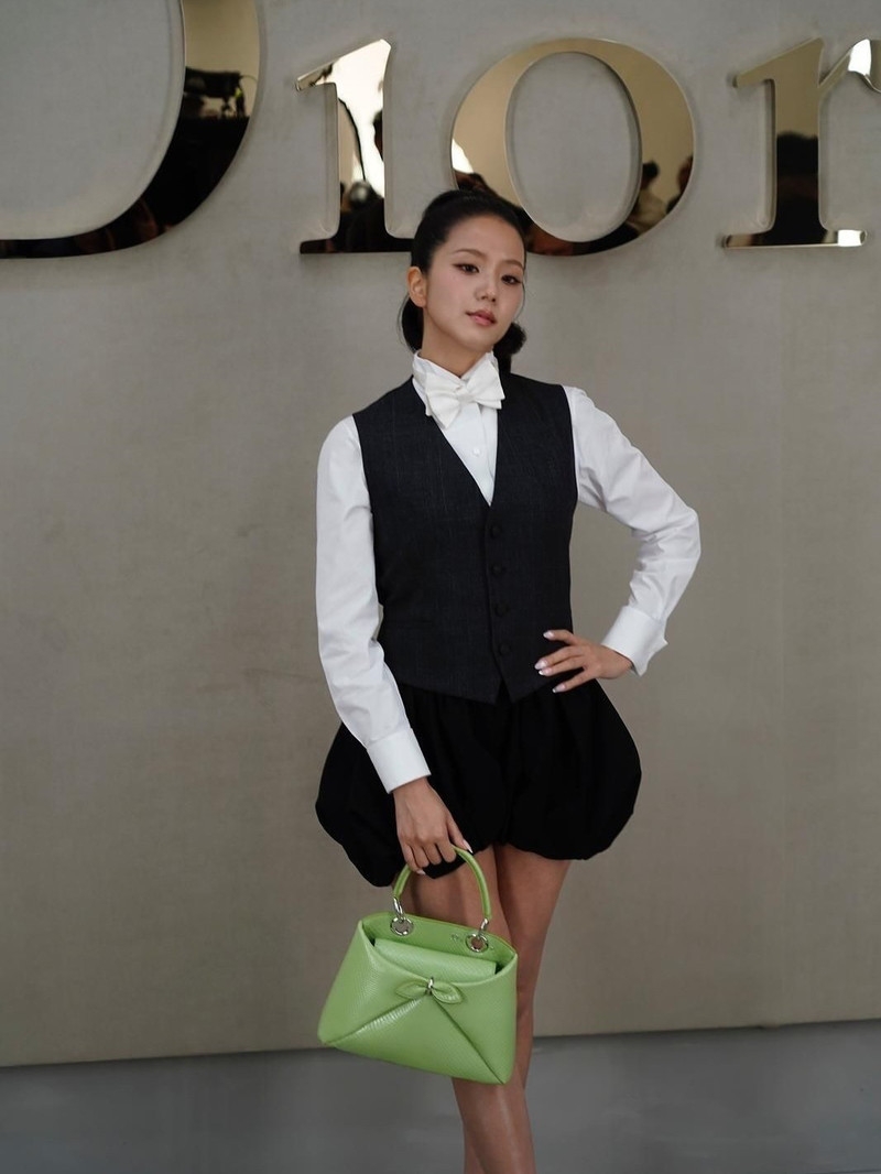 Hai mỹ nhân Tân Cương gây 'sốt' tại Tuần lễ Thời trang Paris