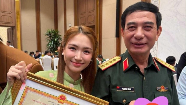 Hòa Minzy vinh dự nhận bằng khen từ Tổng cục Chính trị QĐND Việt Nam