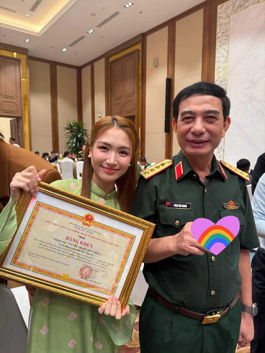 Hòa Minzy vinh dự nhận bằng khen từ Tổng cục Chính trị QĐND Việt Nam