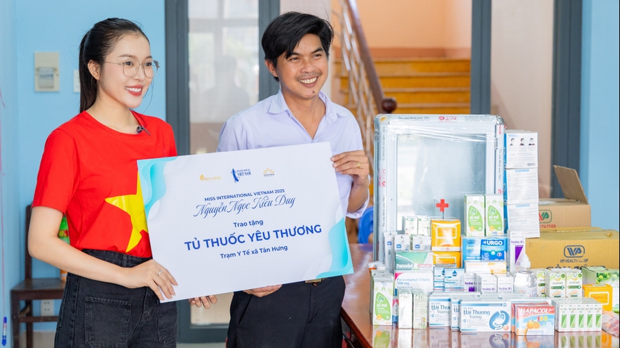 Hoa hậu Kiều Duy trao tặng tủ thuốc cho các em nhỏ có hoàn cảnh khó khăn