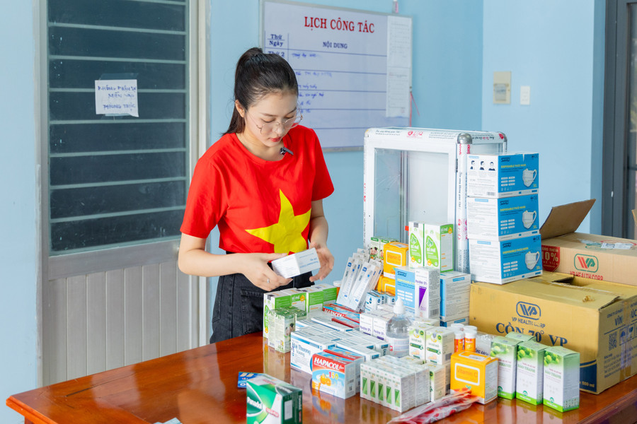 Hoa hậu Kiều Duy trao tặng tủ thuốc cho các em nhỏ có hoàn cảnh khó khăn