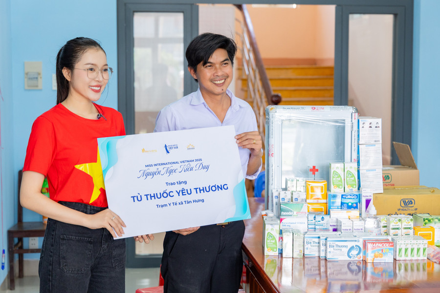 Hoa hậu Kiều Duy trao tặng tủ thuốc cho các em nhỏ có hoàn cảnh khó khăn