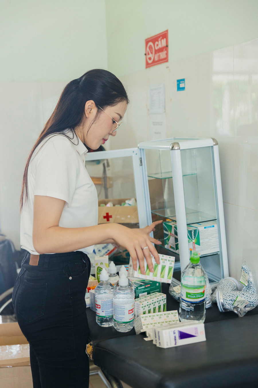 Hoa hậu Kiều Duy trao tặng tủ thuốc cho các em nhỏ có hoàn cảnh khó khăn