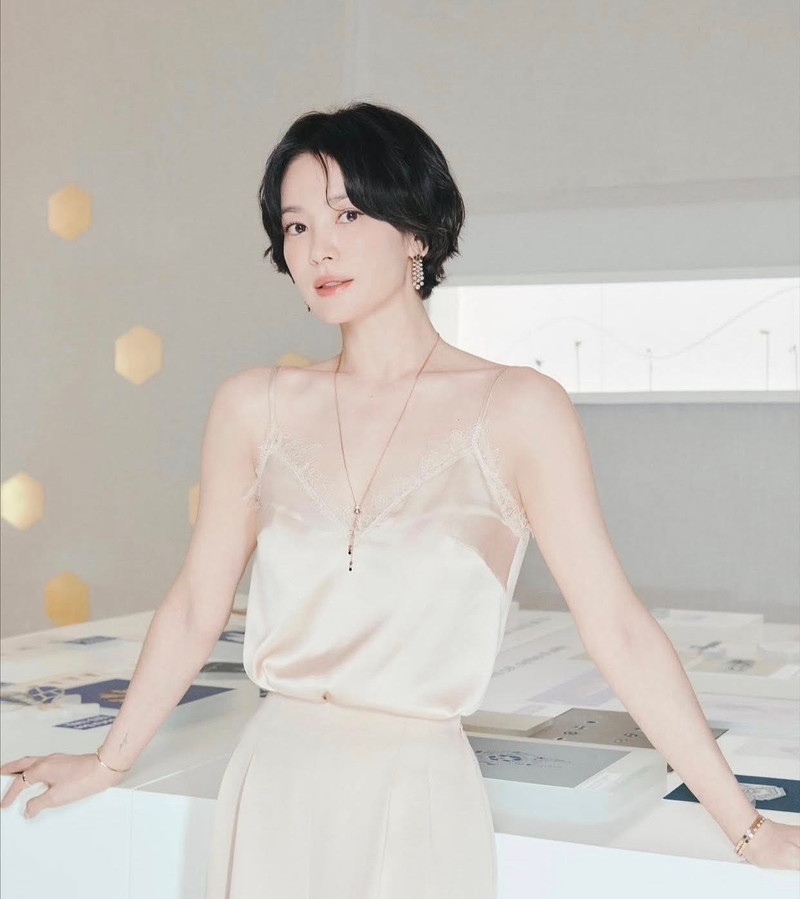Song Hye Kyo thu hút mọi ánh nhìn, lột xác gợi cảm khi diện 'đồ ngủ' đi sự kiện Song Hye Kyo thu hút mọi ánh nhìn, lột xác gợi cảm khi diện 'đồ ngủ' đi sự kiện