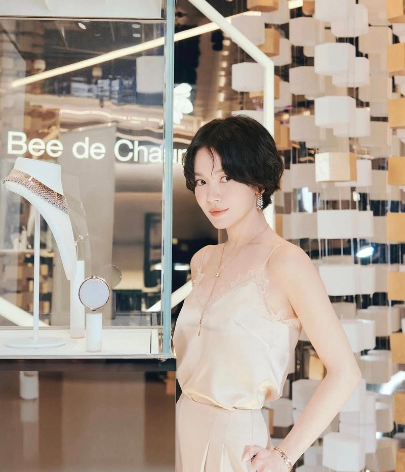 Song Hye Kyo thu hút mọi ánh nhìn, lột xác gợi cảm khi diện 'đồ ngủ' đi sự kiện Song Hye Kyo thu hút mọi ánh nhìn, lột xác gợi cảm khi diện 'đồ ngủ' đi sự kiện
