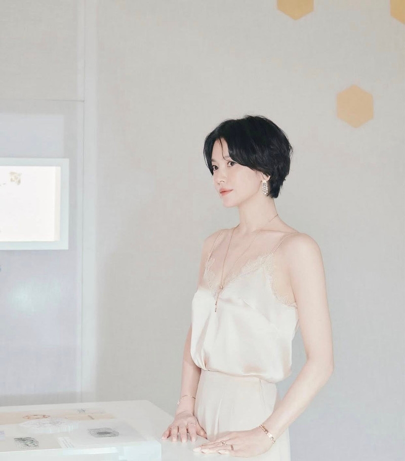 Song Hye Kyo thu hút mọi ánh nhìn, lột xác gợi cảm khi diện 'đồ ngủ' đi sự kiện Song Hye Kyo thu hút mọi ánh nhìn, lột xác gợi cảm khi diện 'đồ ngủ' đi sự kiện