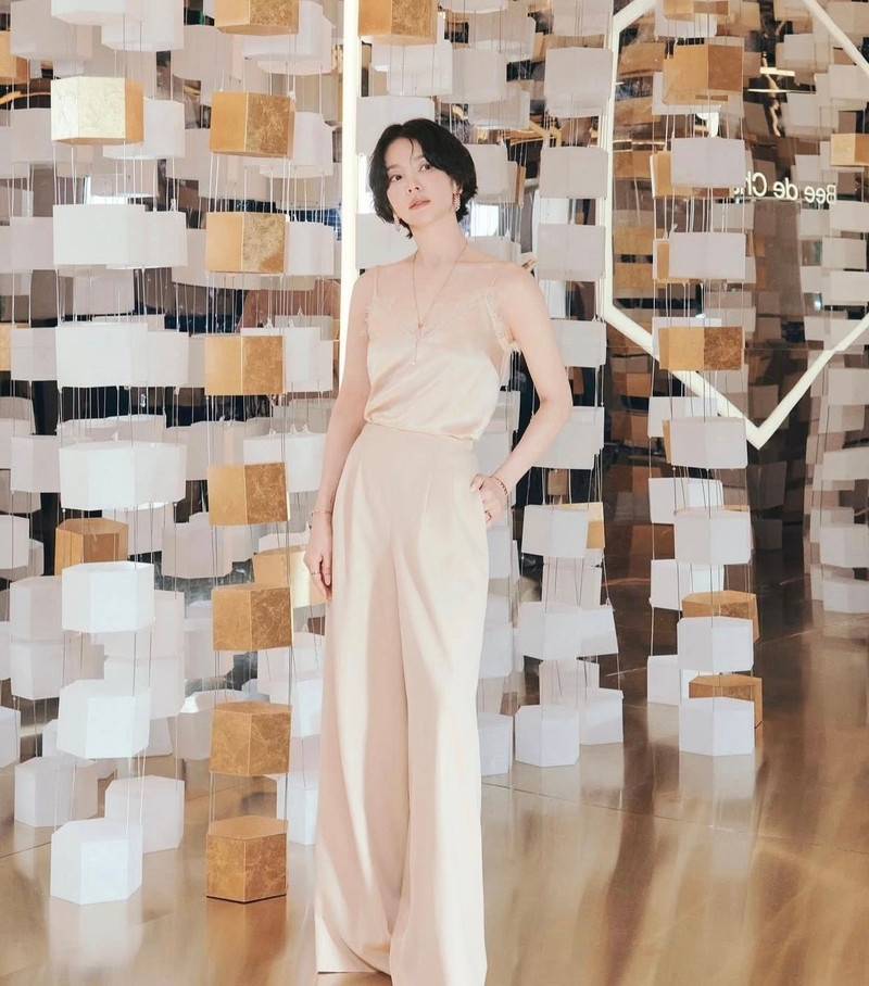 Song Hye Kyo thu hút mọi ánh nhìn, lột xác gợi cảm khi diện 'đồ ngủ' đi sự kiện Song Hye Kyo thu hút mọi ánh nhìn, lột xác gợi cảm khi diện 'đồ ngủ' đi sự kiện
