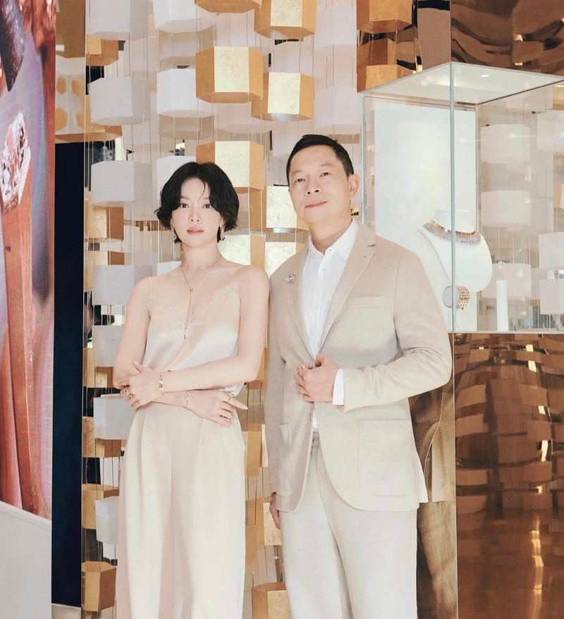 Song Hye Kyo thu hút mọi ánh nhìn, lột xác gợi cảm khi diện 'đồ ngủ' đi sự kiện Song Hye Kyo thu hút mọi ánh nhìn, lột xác gợi cảm khi diện 'đồ ngủ' đi sự kiện