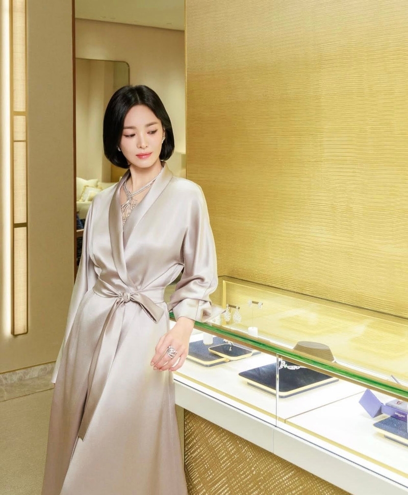 Song Hye Kyo thu hút mọi ánh nhìn, lột xác gợi cảm khi diện 'đồ ngủ' đi sự kiện Song Hye Kyo thu hút mọi ánh nhìn, lột xác gợi cảm khi diện 'đồ ngủ' đi sự kiện