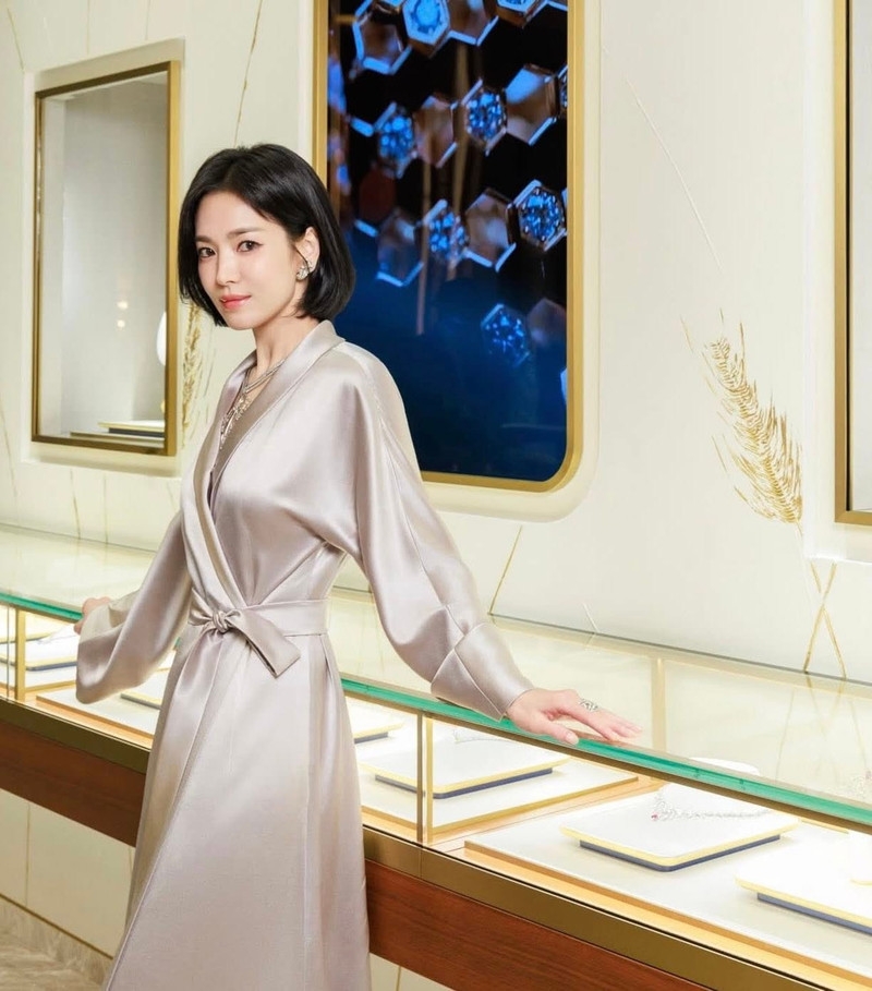 Song Hye Kyo thu hút mọi ánh nhìn, lột xác gợi cảm khi diện 'đồ ngủ' đi sự kiện Song Hye Kyo thu hút mọi ánh nhìn, lột xác gợi cảm khi diện 'đồ ngủ' đi sự kiện