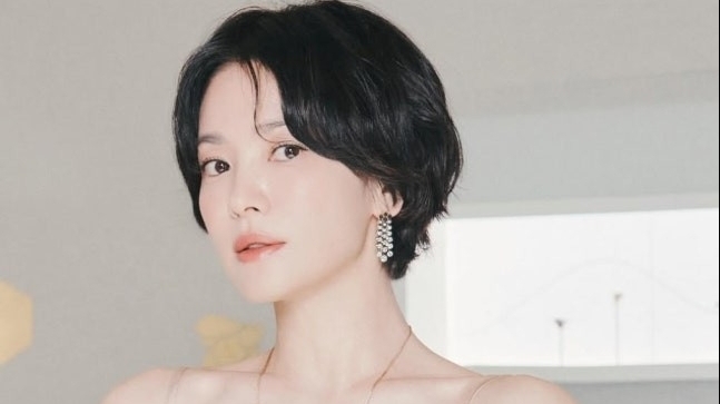 Song Hye Kyo thu hút mọi ánh nhìn, lột xác gợi cảm khi diện 'đồ ngủ' đi sự kiện