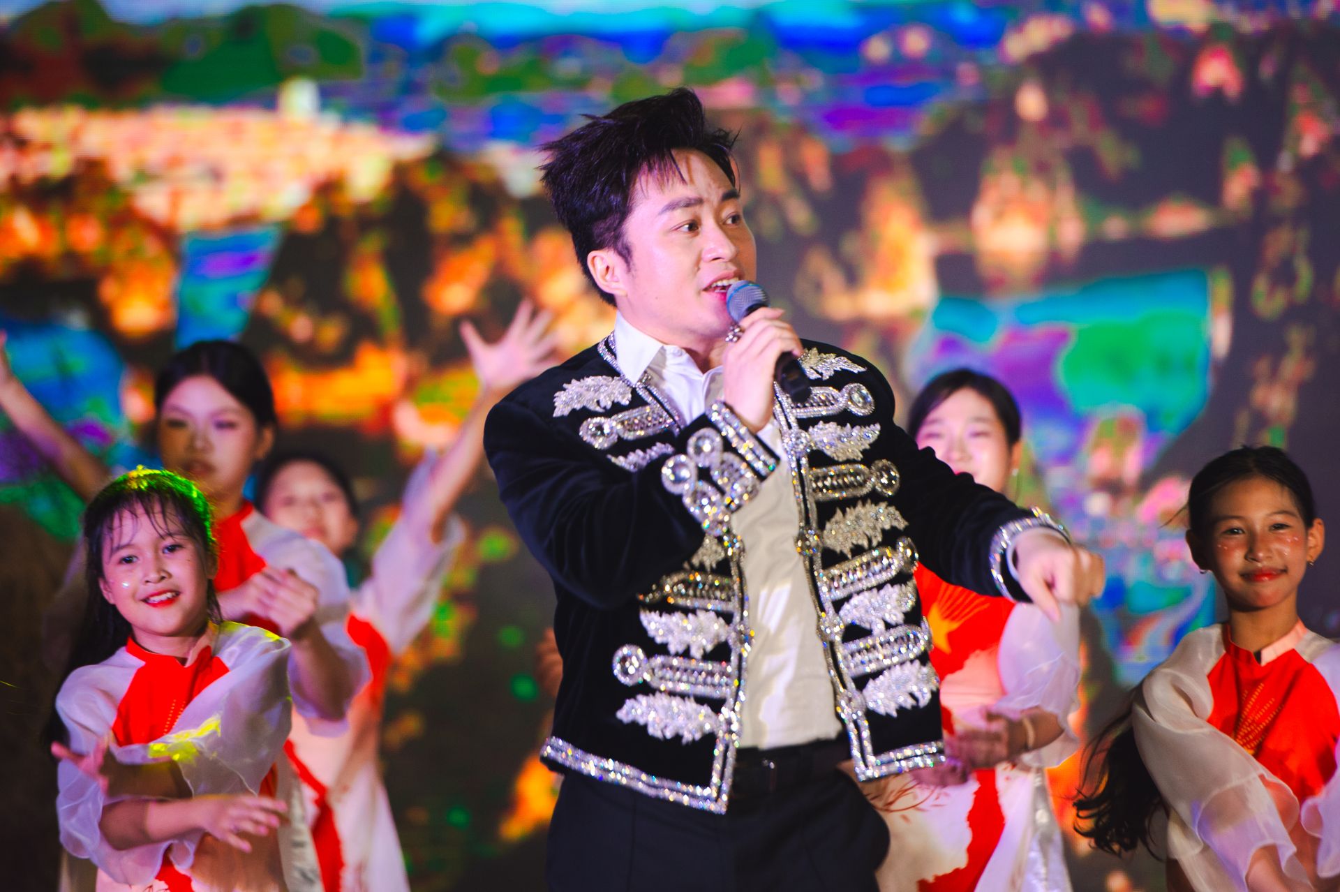 Tùng Dương, Hòa Minzy sẽ tham gia “concert quốc gia” tại Thái Nguyên Tùng Dương, Hòa Minzy sẽ tham gia “concert quốc gia” tại Thái Nguyên