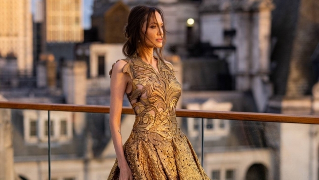 Angelina Jolie lại gây kinh ngạc với bức ảnh đẹp như nữ thần