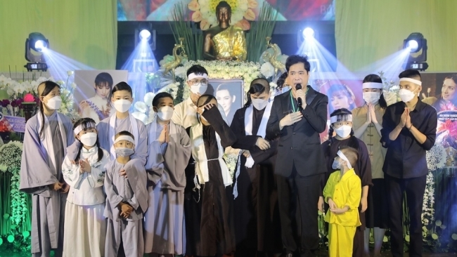 Sao Việt ngày 16/11: Ngọc Sơn tặng 500 triệu cho 23 con nuôi Phi Nhung