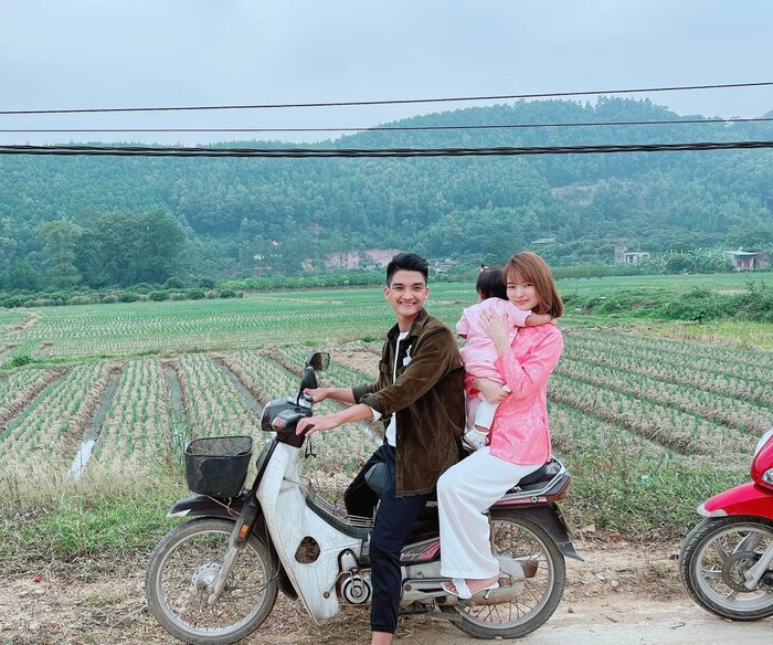 Giàu nứt vách nhưng Mạc Văn Khoa chỉ chạy xe máy cũ mua từ chục năm trước của bố để đưa vợ con đi chơi
