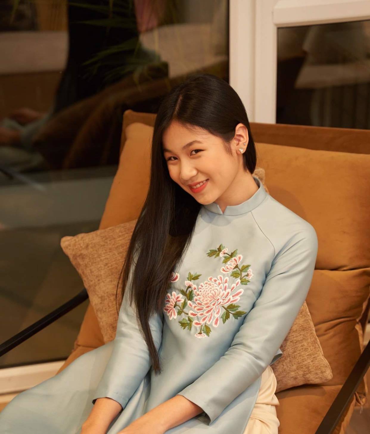 Con gái Lưu Thiên Hương được khen là hoa hậu tương lai