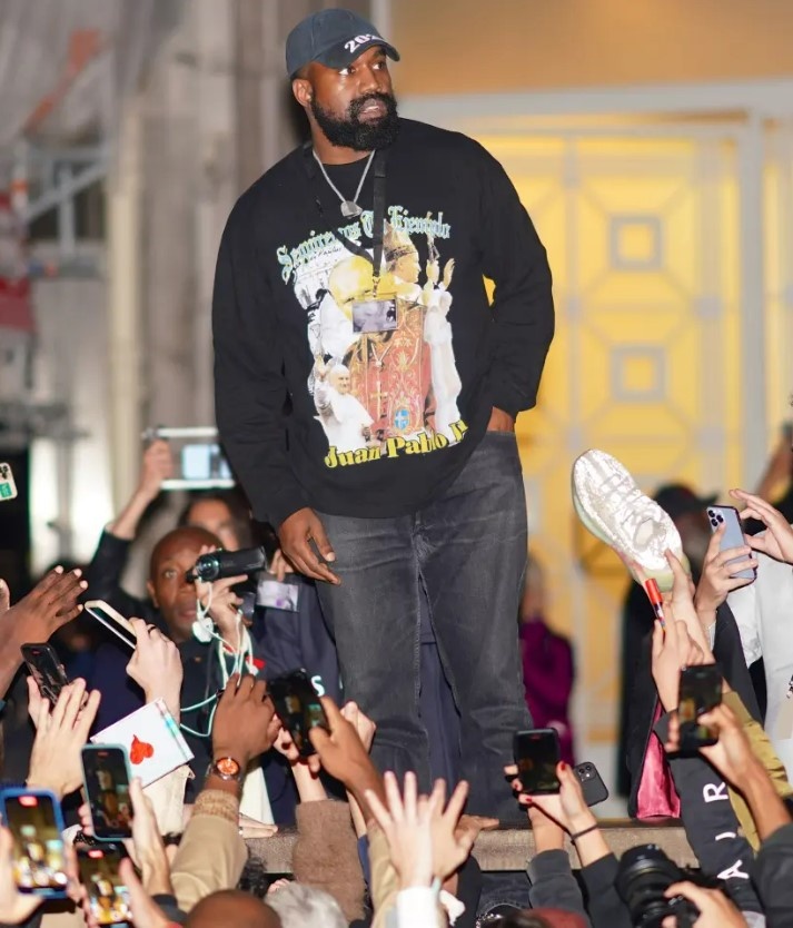 Kanye West bán đồ hiệu giá 20 USD