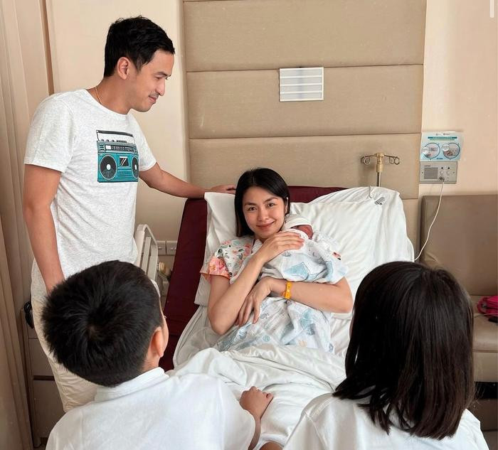 Hà Tăng kỉ niệm 11 năm ngày cưới với chồng doanh nhân, màn "khoá môi" khiến netizen "replay" chục lần! Hà Tăng kỉ niệm 11 năm ngày cưới với chồng doanh nhân, màn "khoá môi" khiến netizen "replay" chục lần!