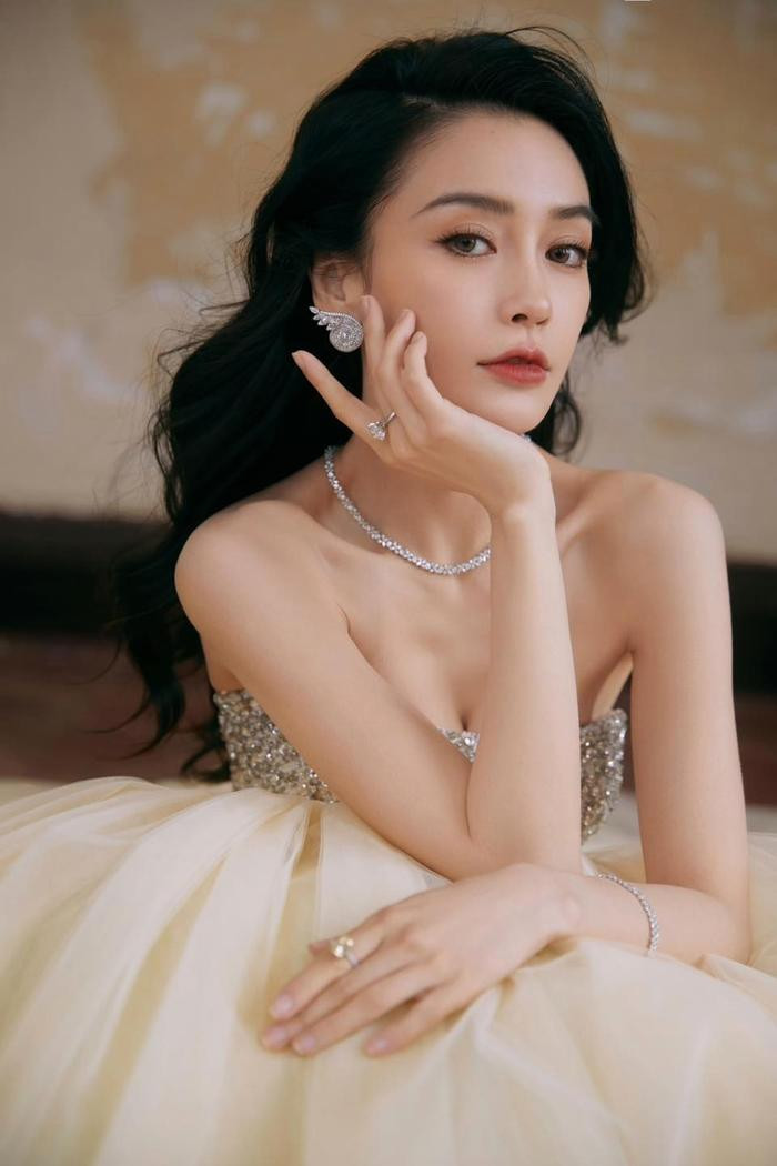 Angelababy lộ rõ sự tiều tụy, xuất hiện cùng con trai sau lệnh "phong sát"