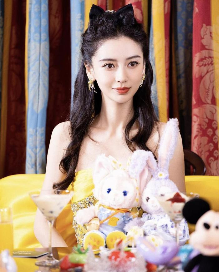 Angelababy lộ rõ sự tiều tụy, xuất hiện cùng con trai sau lệnh "phong sát"