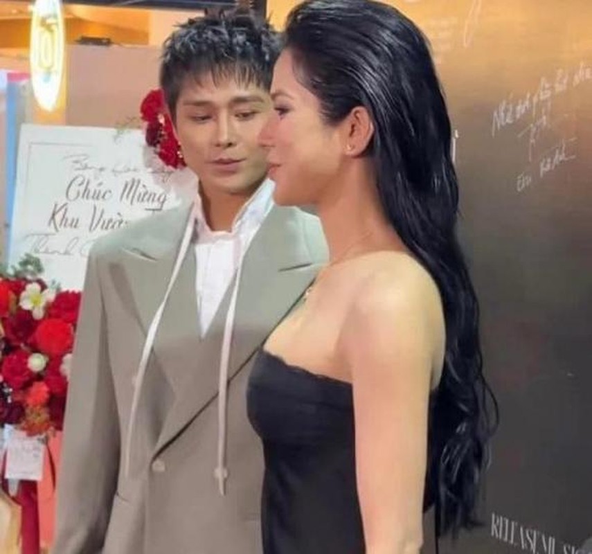 Chân dung nam ca sĩ nhìn lén Diệp Lâm Anh gây sốt Chân dung nam ca sĩ nhìn lén Diệp Lâm Anh gây sốt