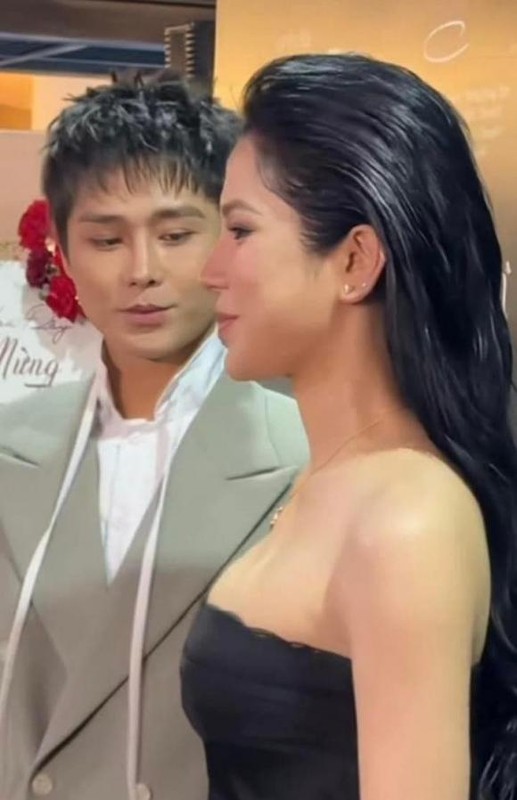 Chân dung nam ca sĩ nhìn lén Diệp Lâm Anh gây sốt Chân dung nam ca sĩ nhìn lén Diệp Lâm Anh gây sốt