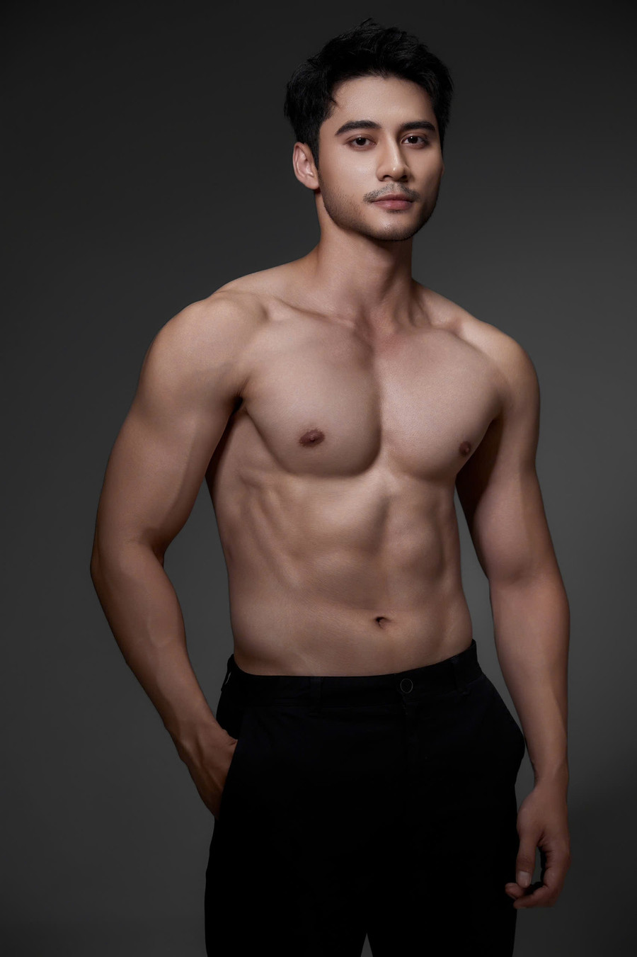 Nam vương Tuấn Ngọc khoe body cuồn cuộn trước thềm Mr World