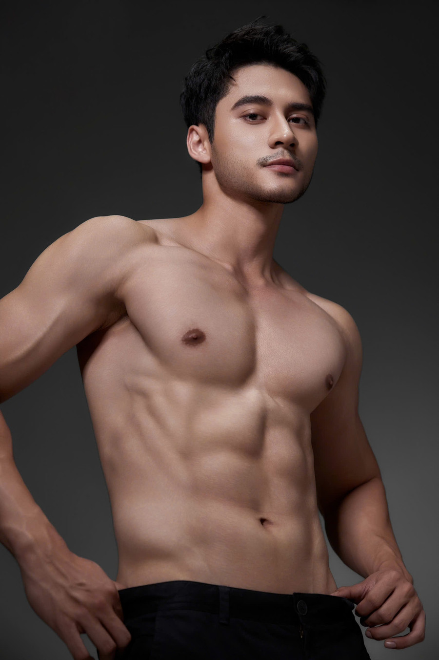 Nam vương Tuấn Ngọc khoe body cuồn cuộn trước thềm Mr World