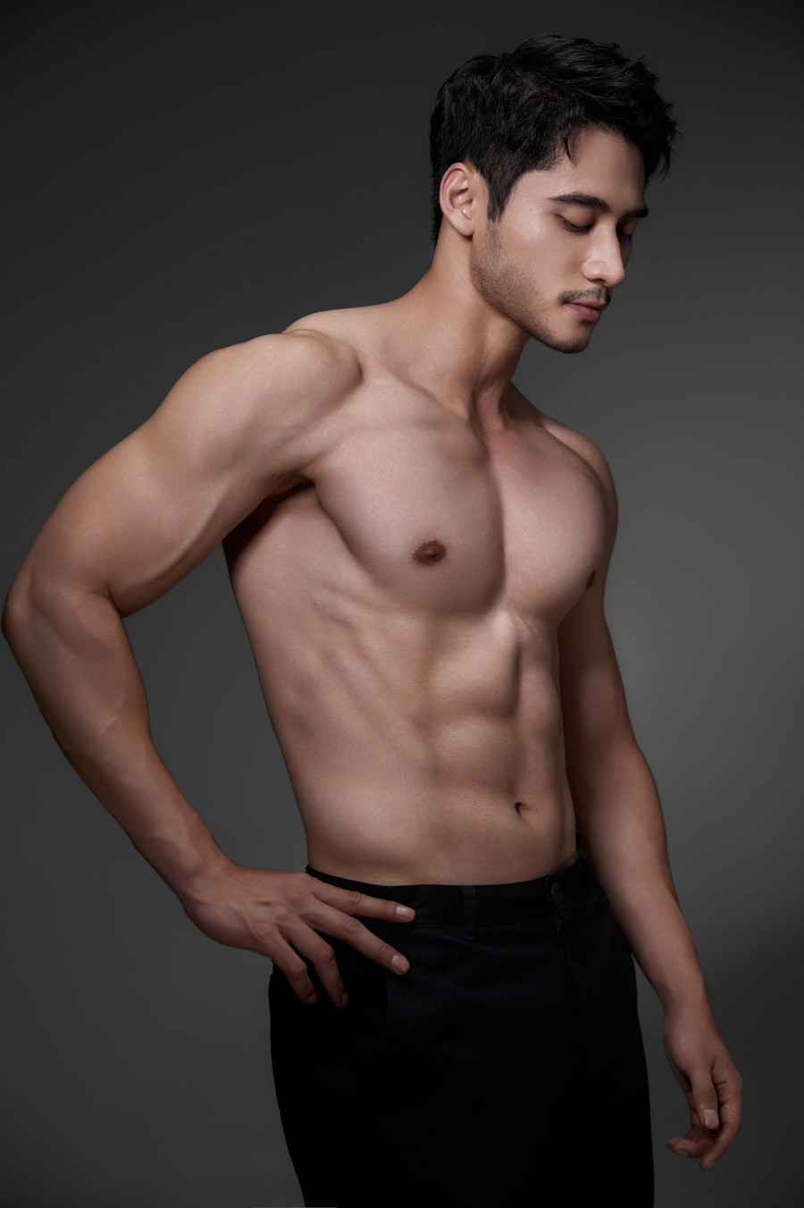 Nam vương Tuấn Ngọc khoe body cuồn cuộn trước thềm Mr World