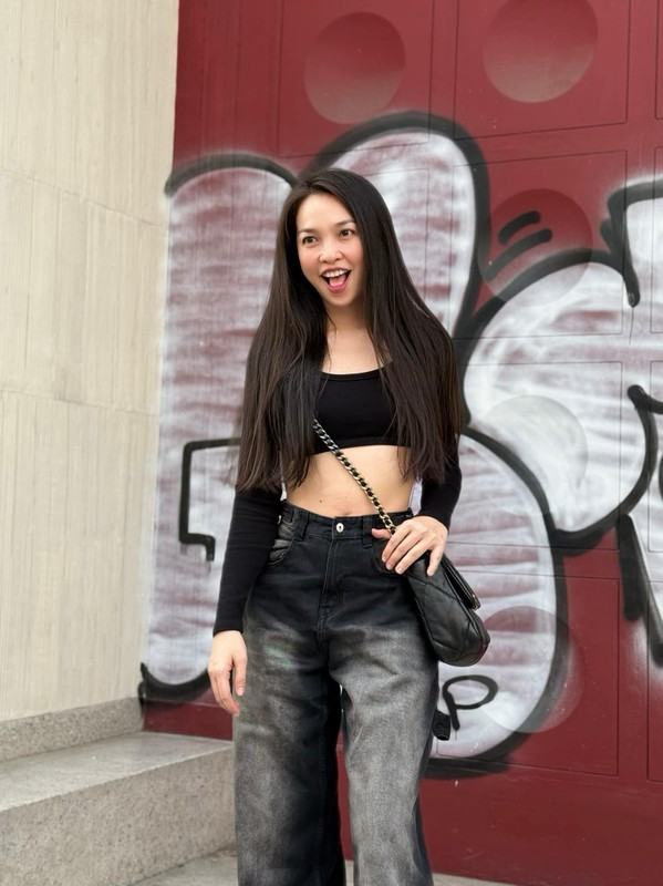 Hiền Thục “hack tuổi” với crop top, khoe vòng eo con kiến