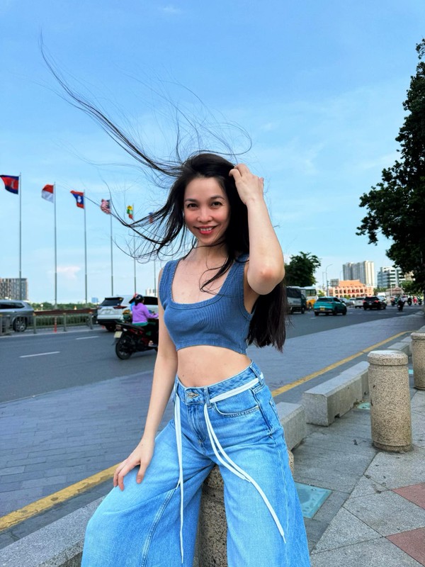 Hiền Thục “hack tuổi” với crop top, khoe vòng eo con kiến