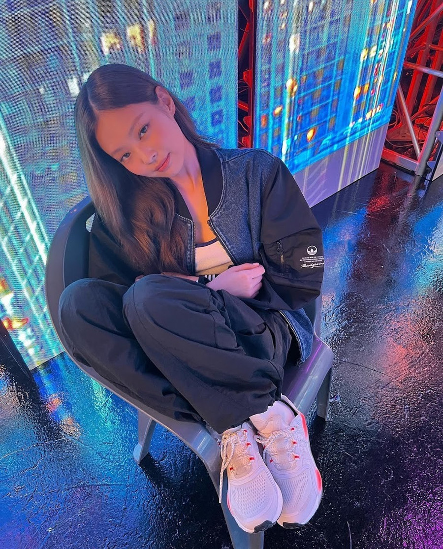 Jennie (BLACKPINK) cùng loạt sao sinh ra đã ngậm thìa vàng, đi lùi mới tới đích