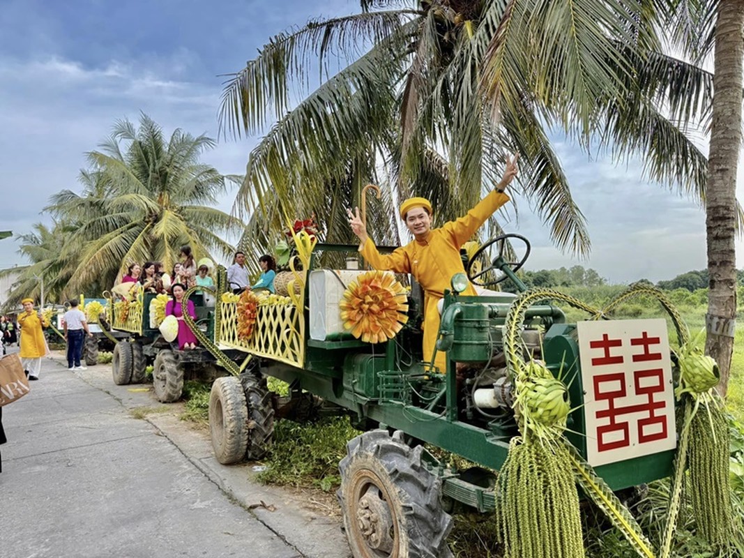 Hà Trí Quang đi máy cày trong đám cưới ở Đồng Tháp